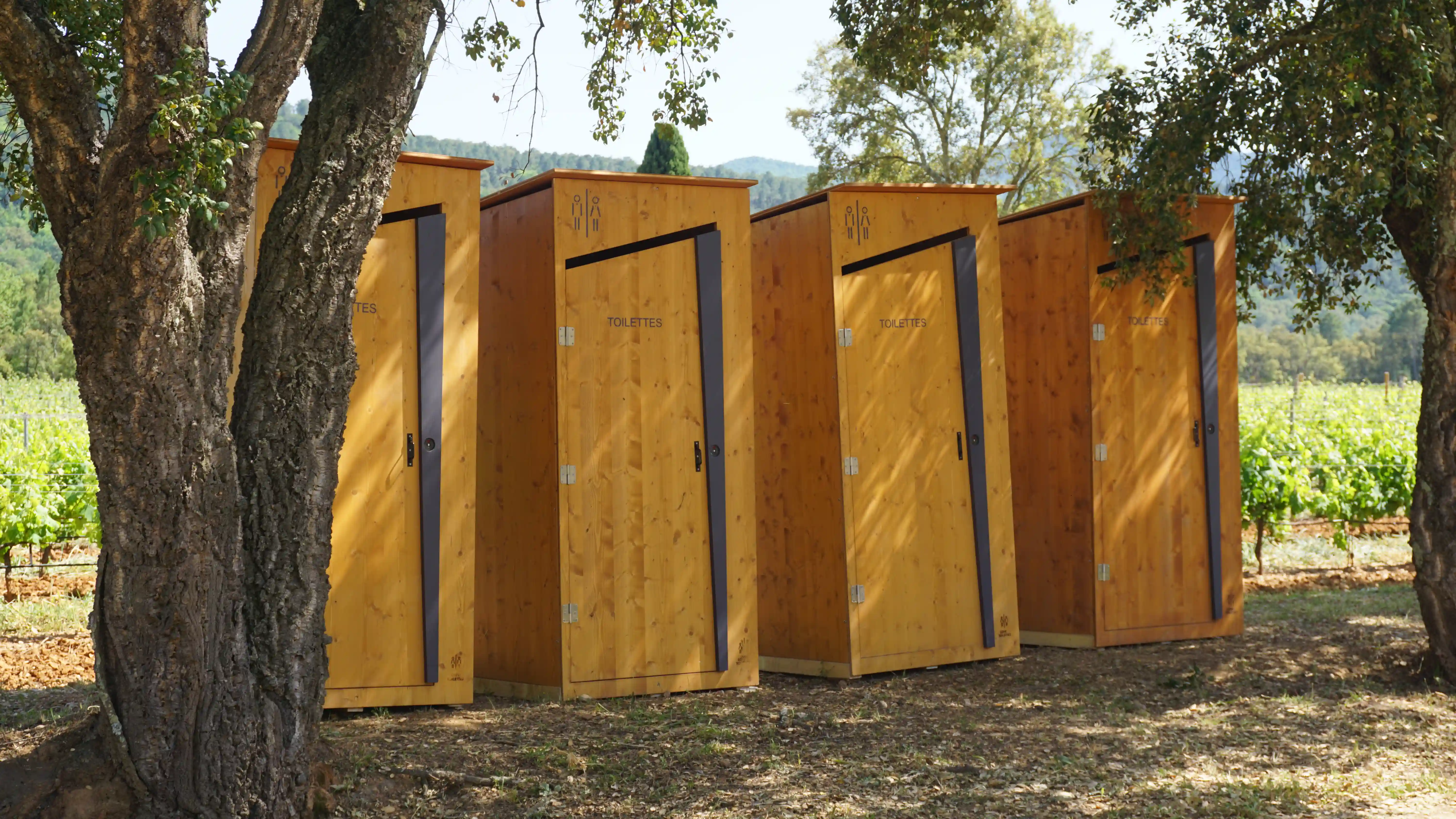 Installation de cabines en bois de toilettes sèches dans les vignes