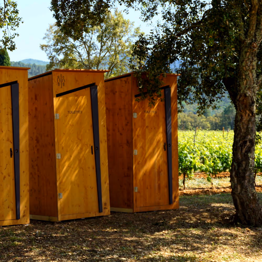Installation de cabines en bois de toilettes sèches dans les vignes