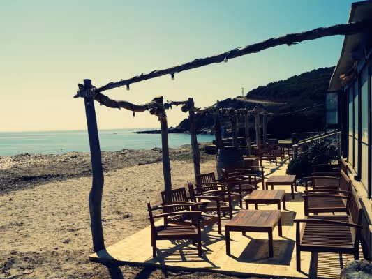 Terrasse du restaurant sur la plage de Tamarone