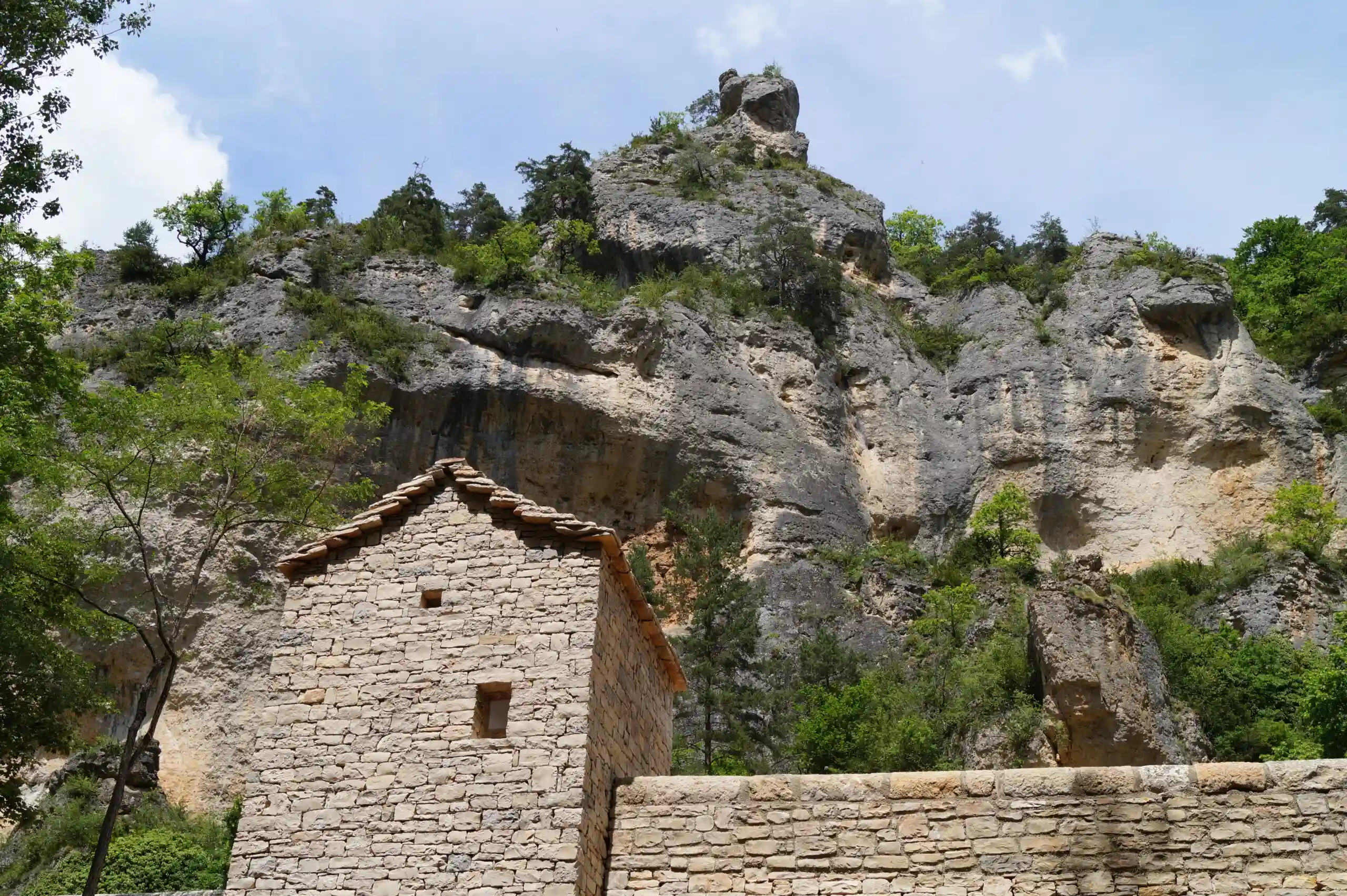 Toilettes sèches installées dans le bâti en pierre