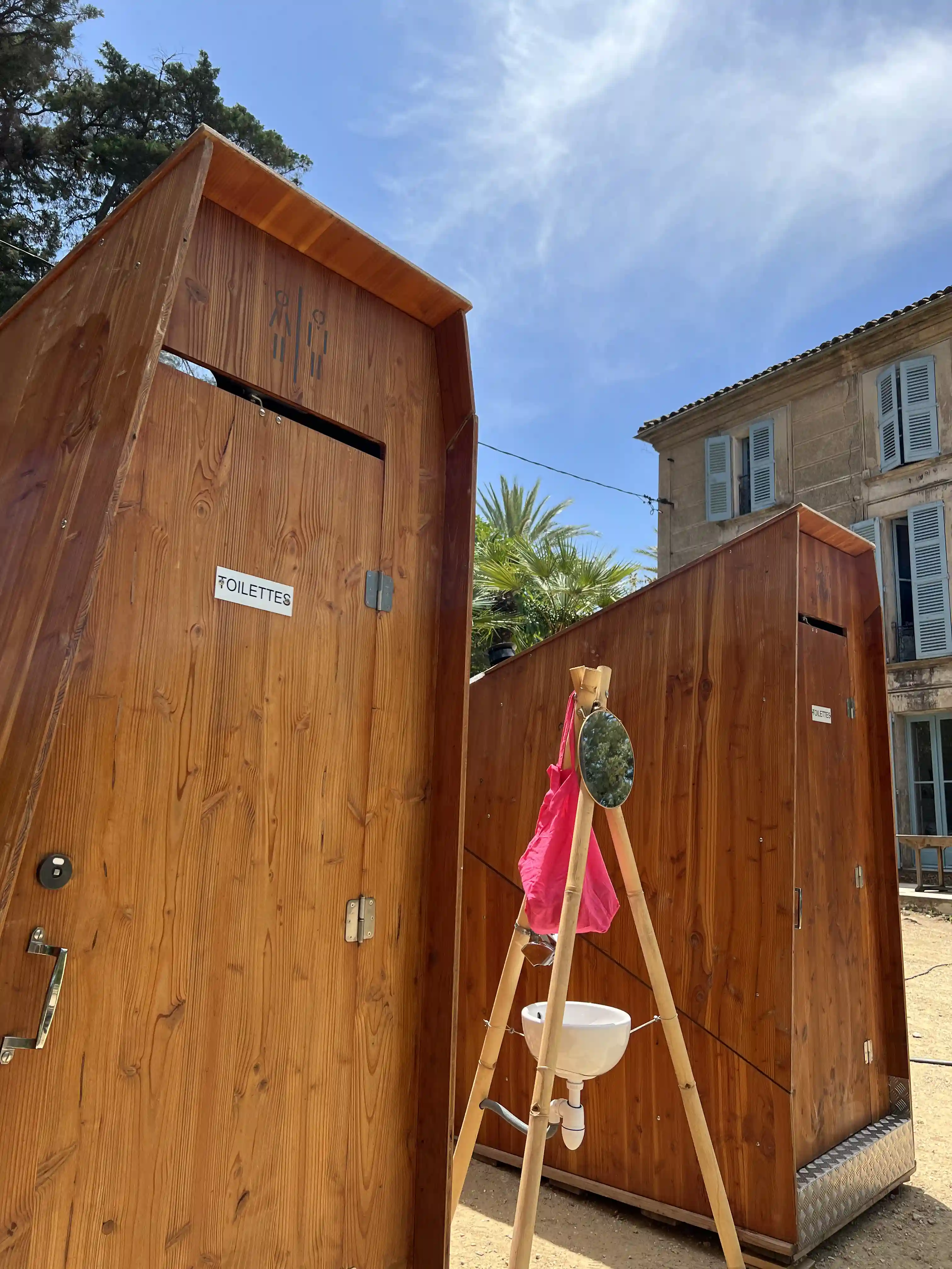 Cabines VIP de toilettes sèches pour un mariage au Château de Pampelonne