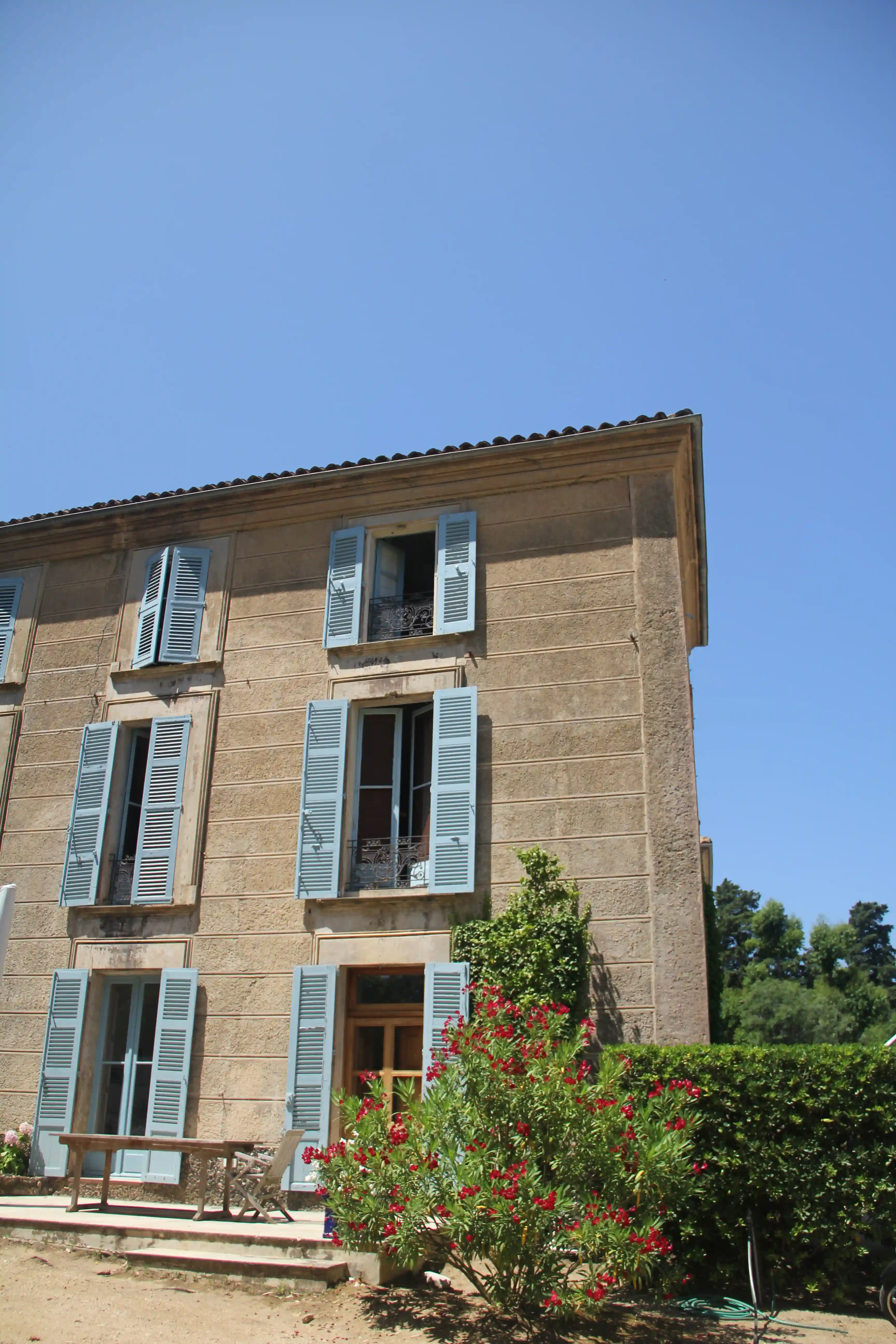 Cabines VIP de toilettes sèches pour un mariage au Château de Pampelonne