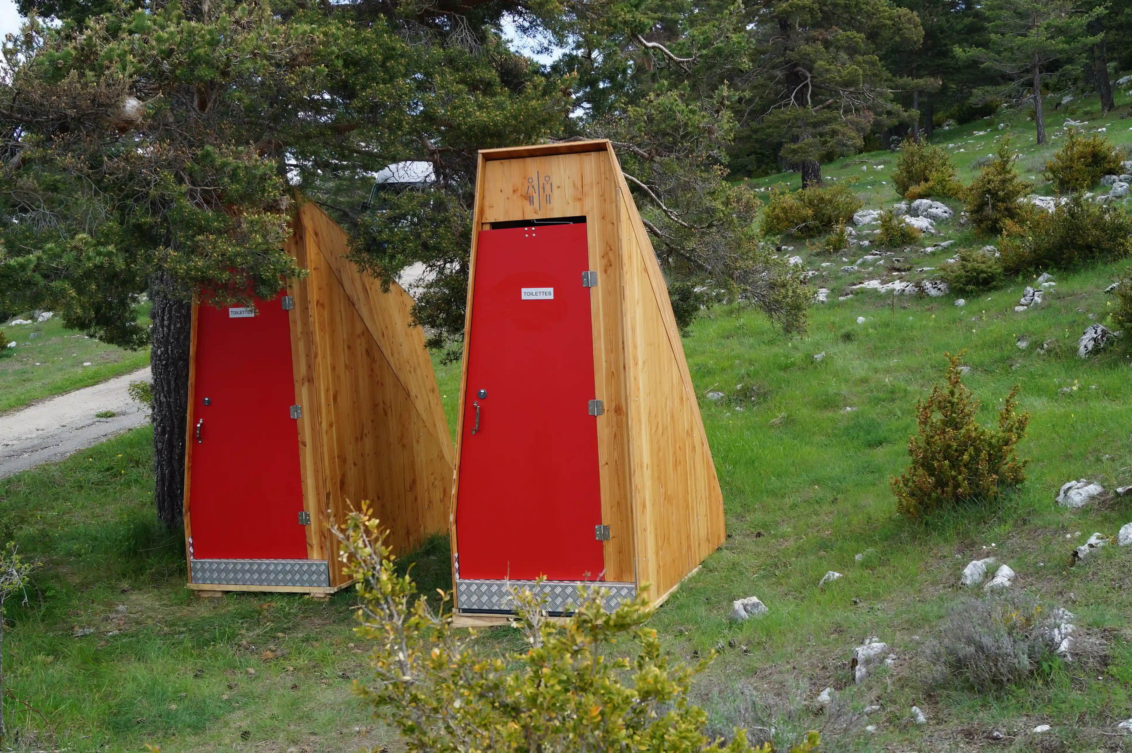 Toilettes sèches Lovely Toilettes avec une porte rouge