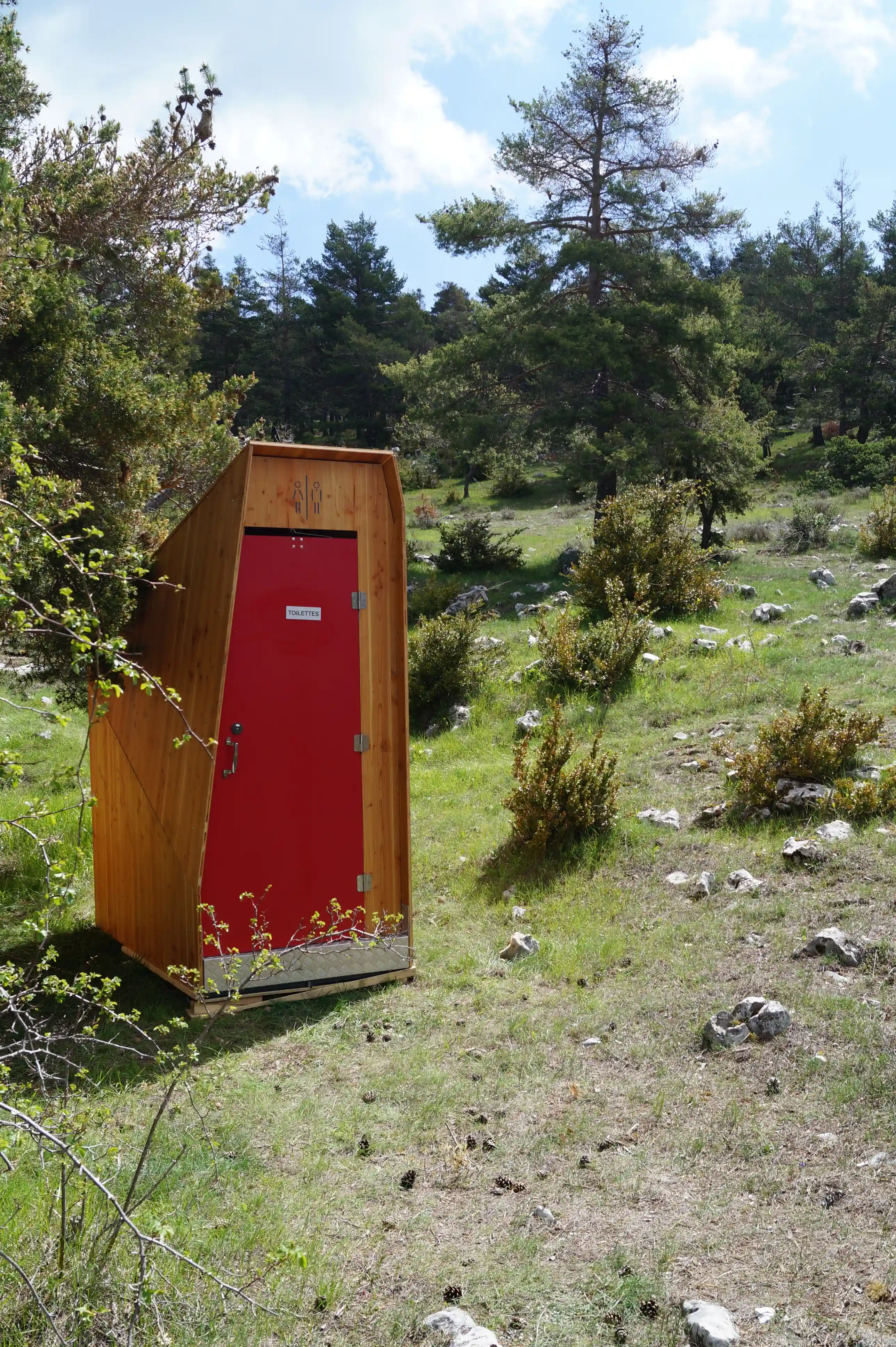 Toilettes sèches Lovely Toilettes avec une porte rouge