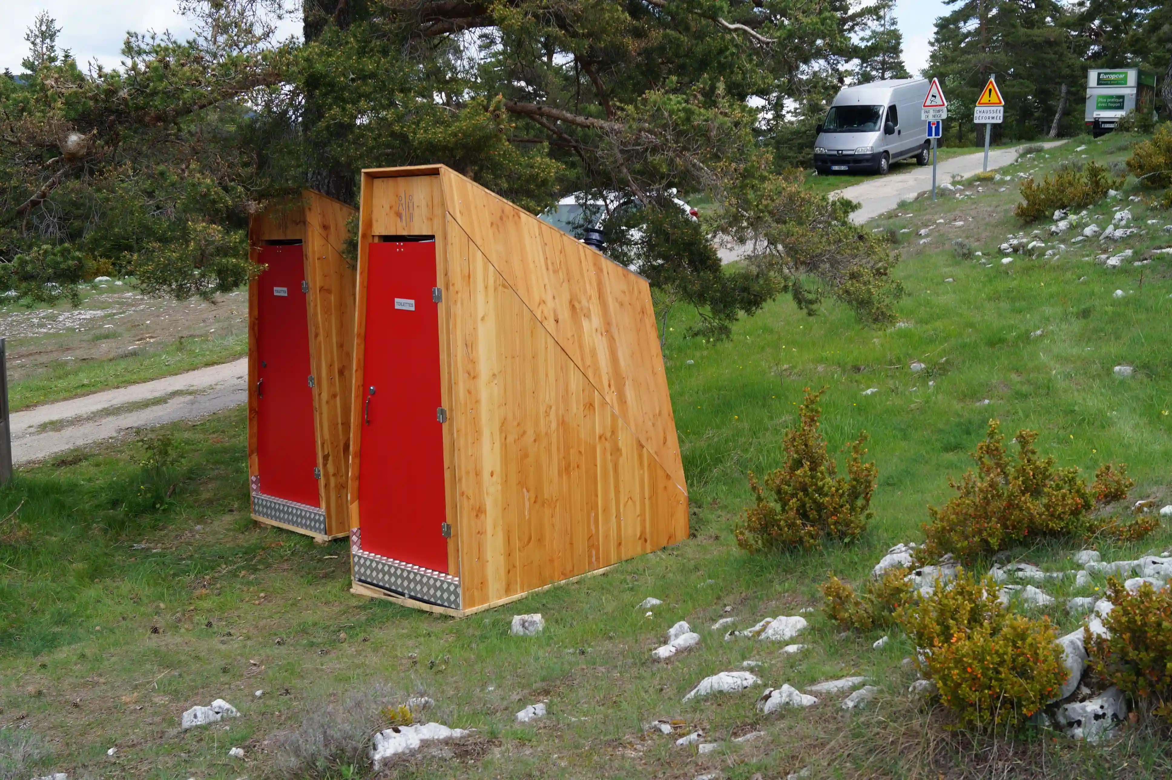 Toilettes sèches Lovely Toilettes avec une porte rouge