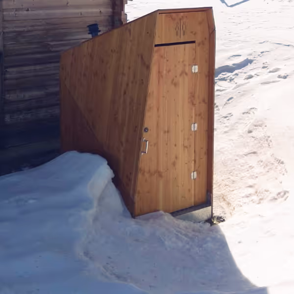 Cabine de toilette sèche Lovely Toilette dans la neige