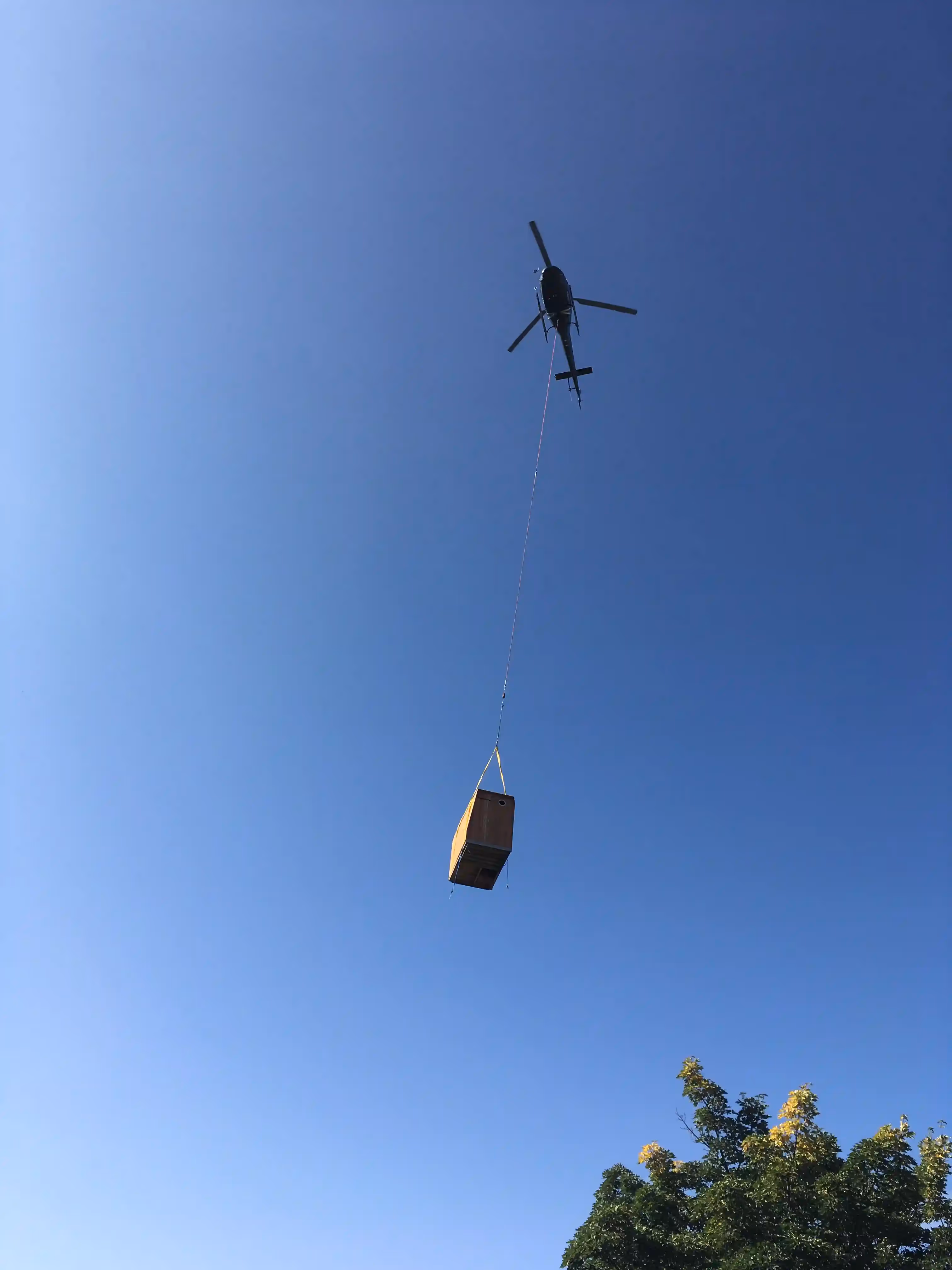 Héliportage de la cabine de toilettes sèche Lovely Toilettes