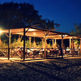 Terrasse de nuit du restaurant le 6 Plage