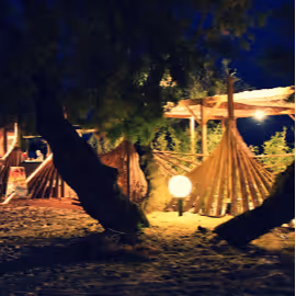 Terrasse de nuit du restaurant le 6 Plage