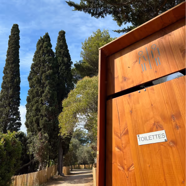Installation d'une cabine de toilettes sèche sur l'île sainte marguerite