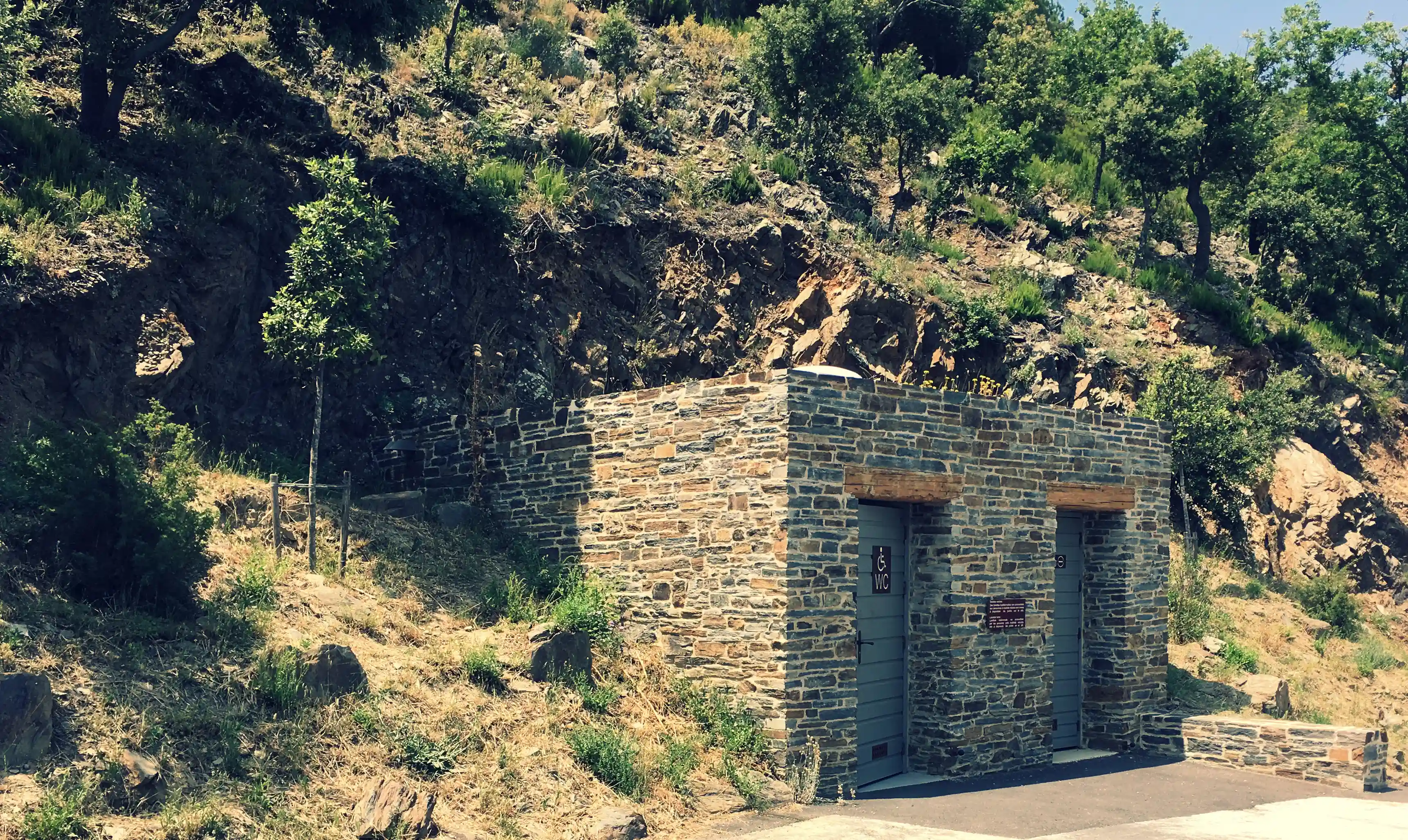 Installation de toilettes sèche au prieuré de Serrabone