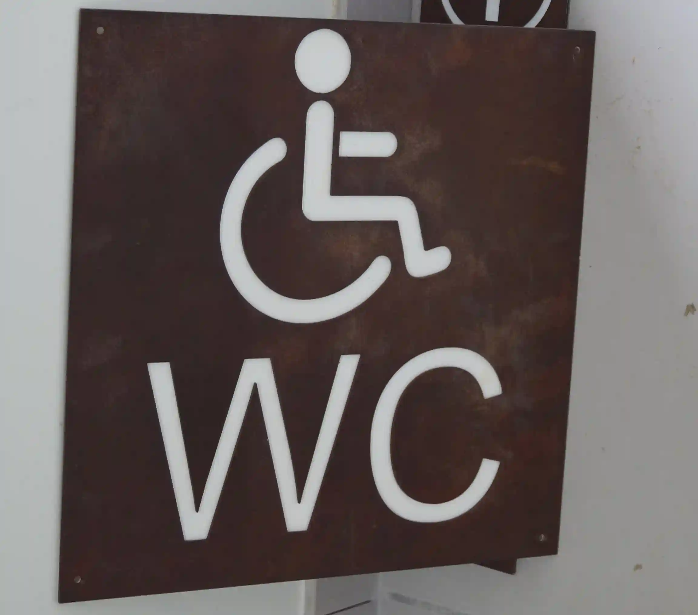 Signalétique WC toilettes sèches au prieuré de Serrabone