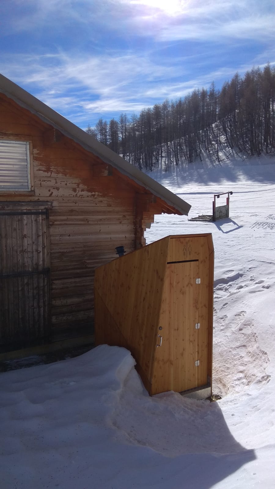 Cabine de toilette sèche Lovely Toilette dans la neige