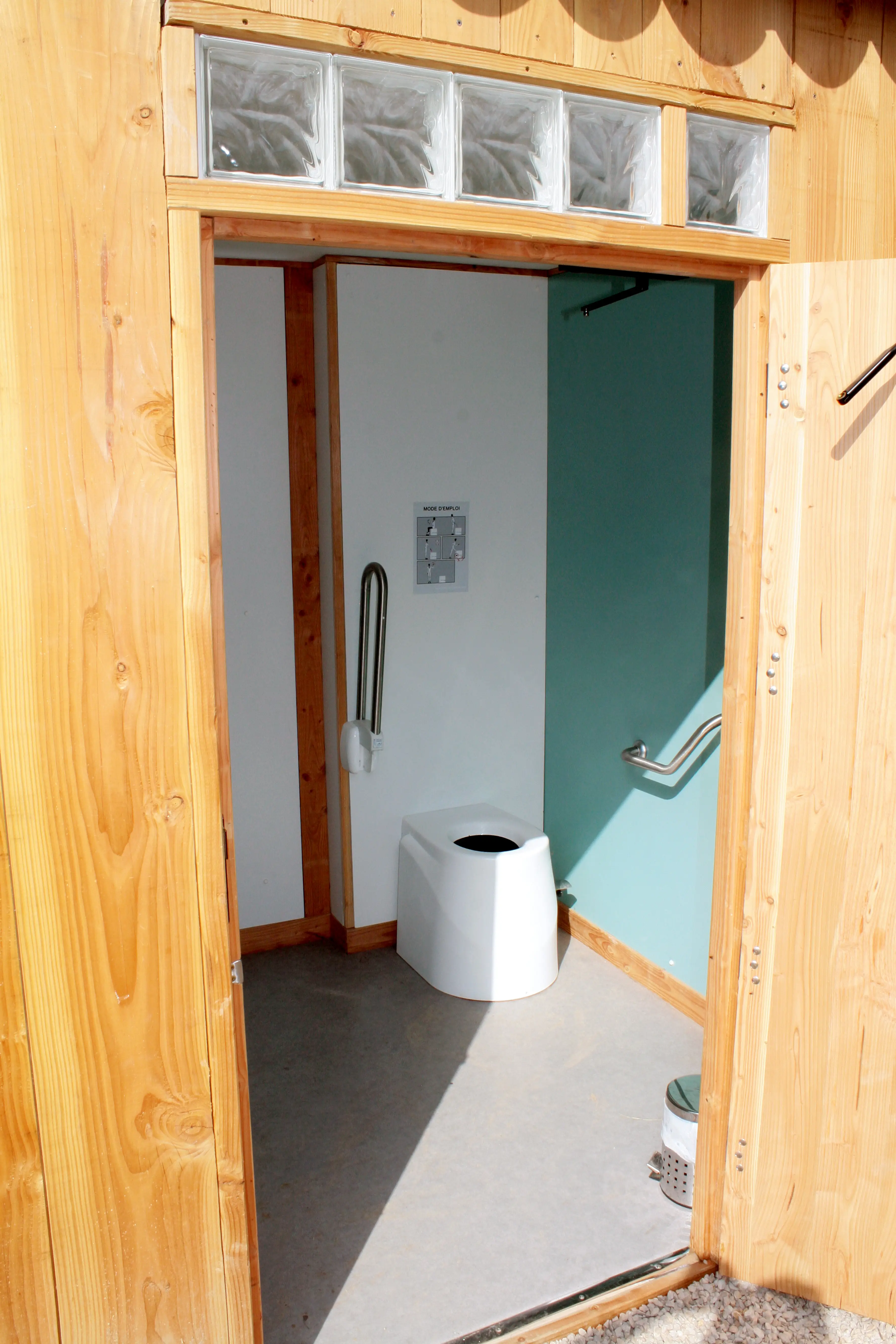 Cabines toilettes sèches publique pour le plan d'eau de montmeyan dans le var