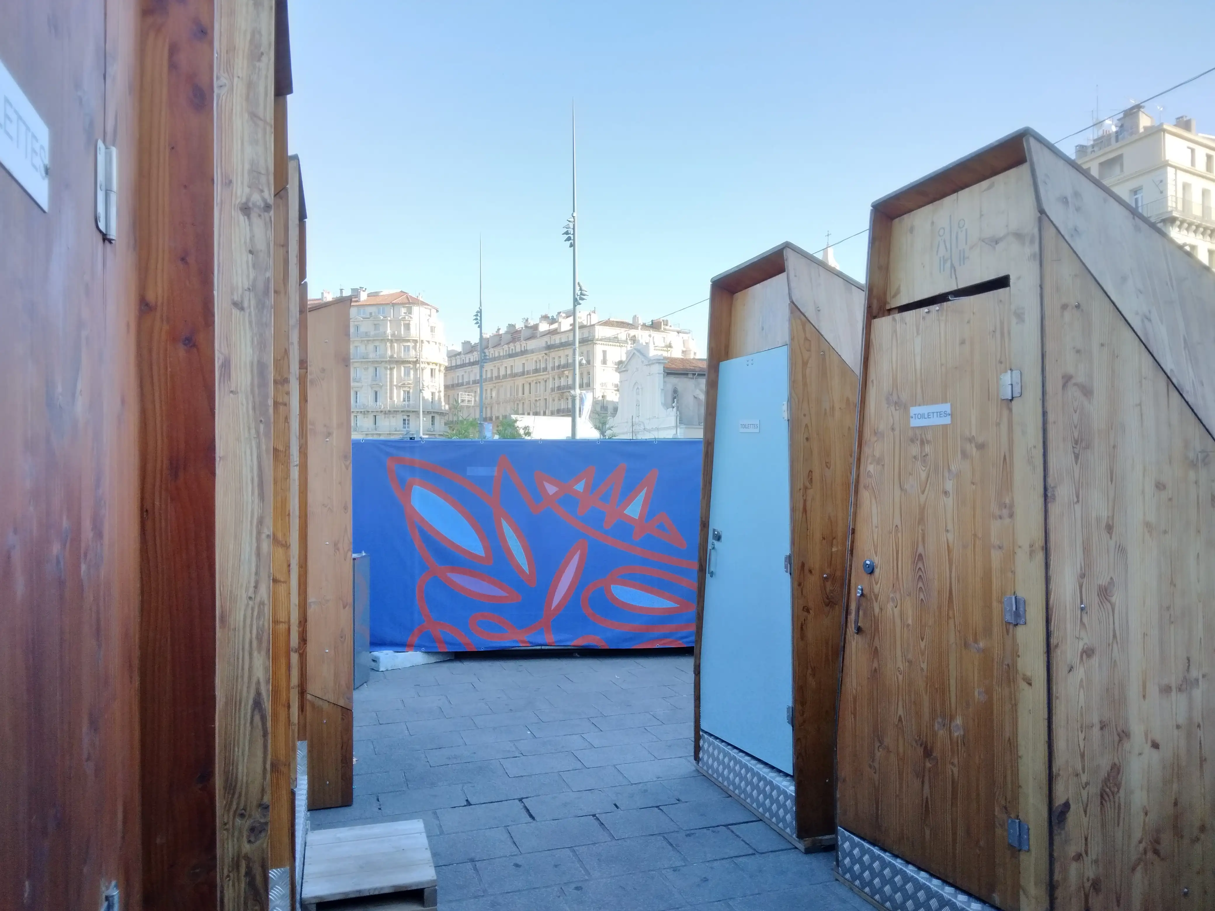 Installation toilettes sèche fan-zone village rugby Marseille