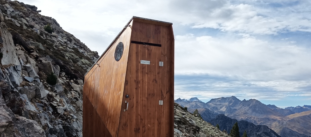 Illustration de cabine de toilettes sèche à la montagne