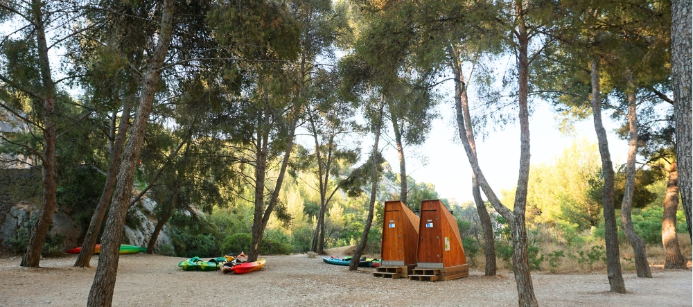 Photographie des toilettes sèches installées dans le bâtiment existant en Lozère