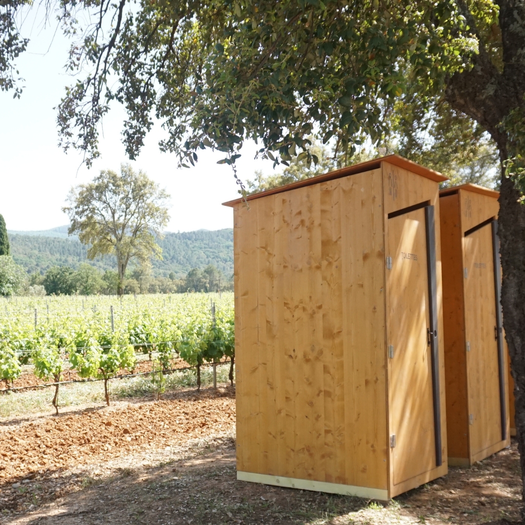 Installation de cabines en bois de toilettes sèches dans les vignes