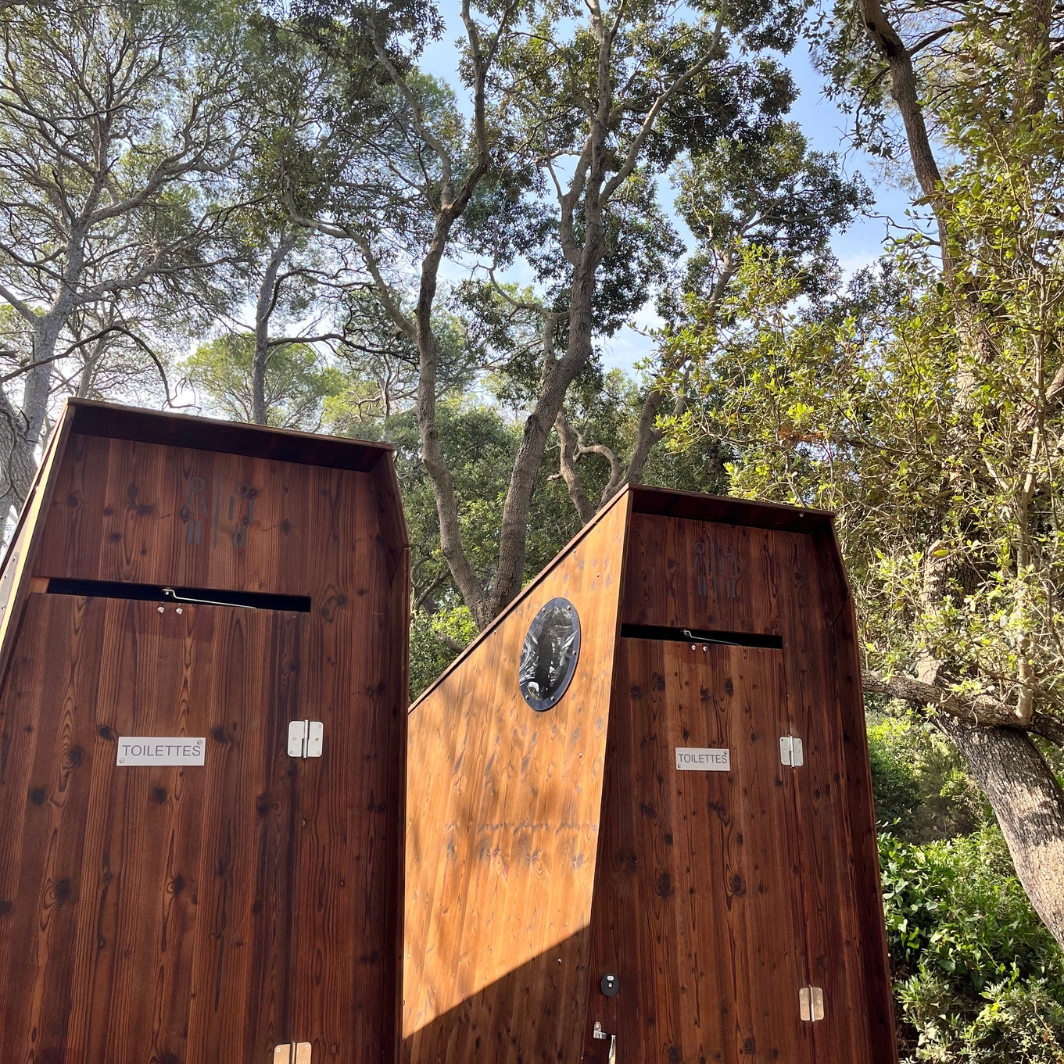 Toilettes sèches sur une île