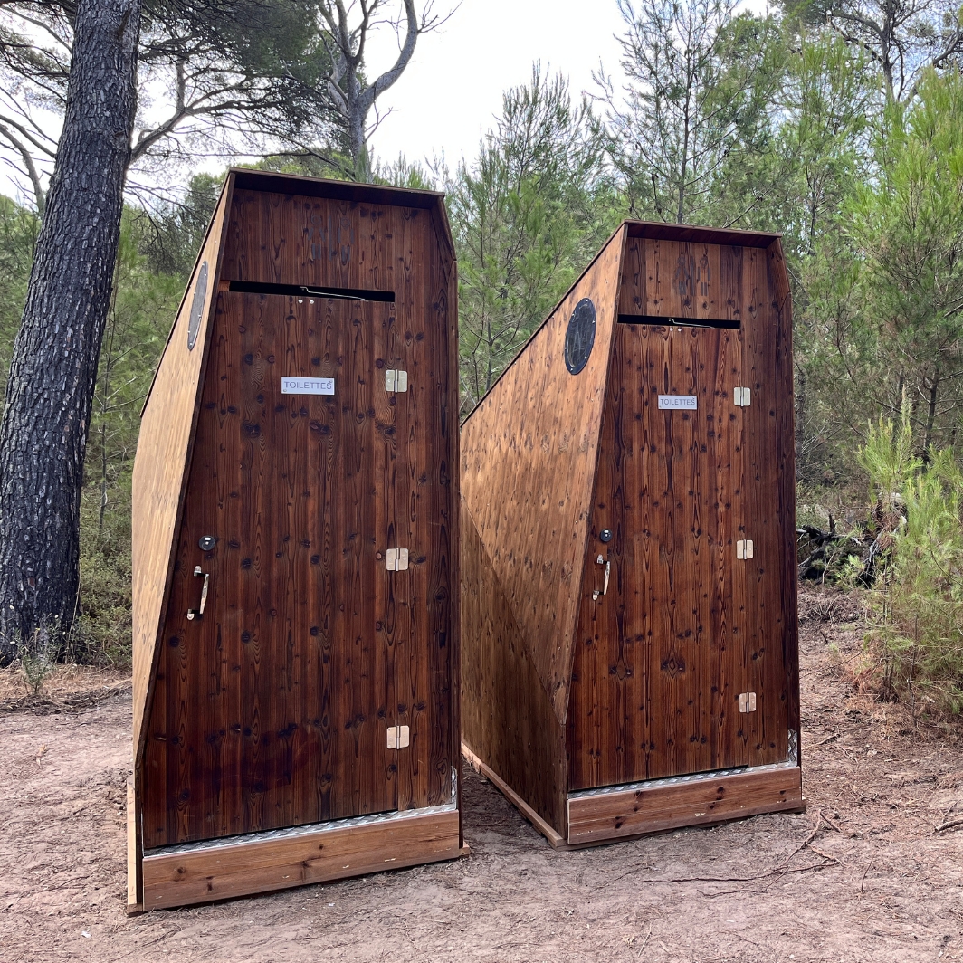 Toilettes sèches dans un espace naturel protégé