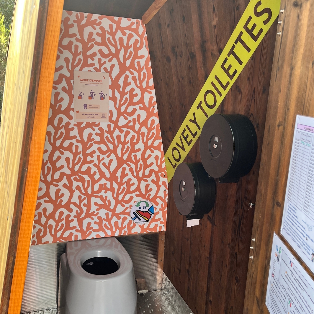 Intérieur d'une cabine toilette sèche publique