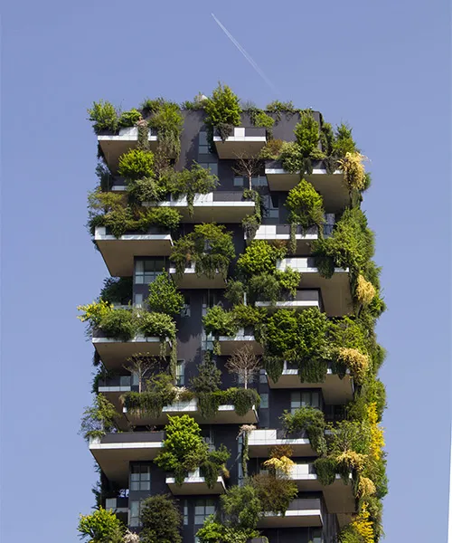 Un bâtiment rempli de jardins urbains