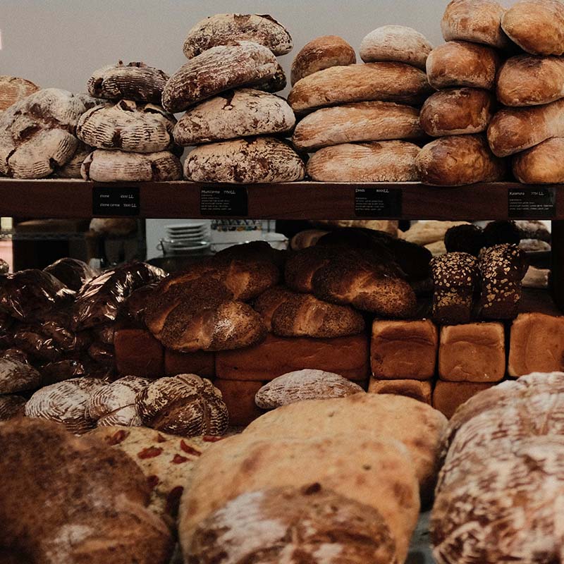 Buy plastic-free bread. repas écoresponsable