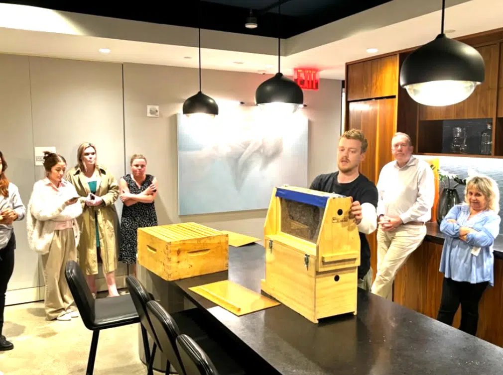 Les locataires du 757 Third Avenue de BGO bénéficient d'un atelier animé par les apiculteurs d'Alvéole.