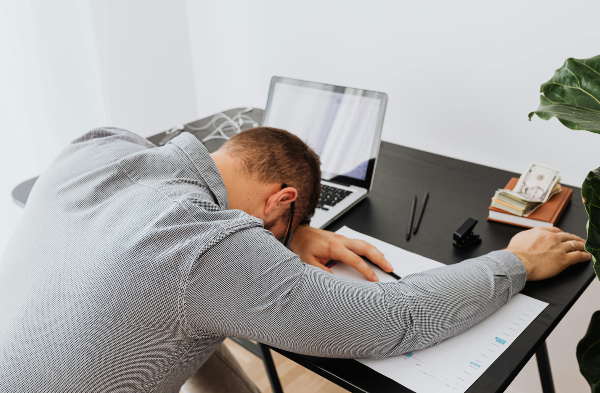 Property manager coordinating multiple vendors for tenant amenity program.