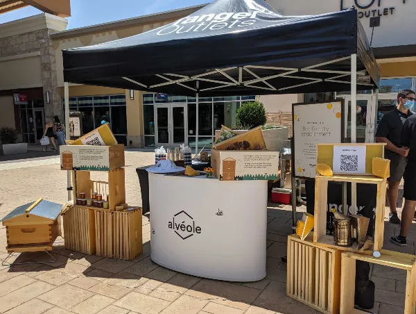 A tenant workshop at Tanger Outlets. All logistics are handled by Alveole's beekeepers and educators.