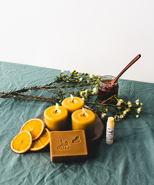 Plusieurs produits de la ruche tels que des bougies, un savon ou encore un baume à lèvres. engagement des locataires