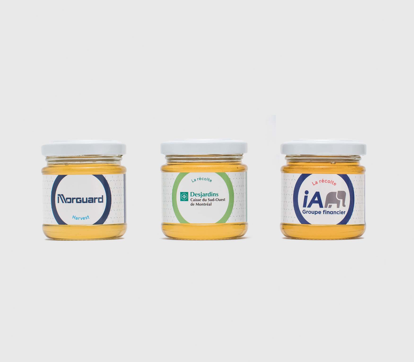 Three jars of honey with personalized company logos. augmenter la valeur de votre propriété