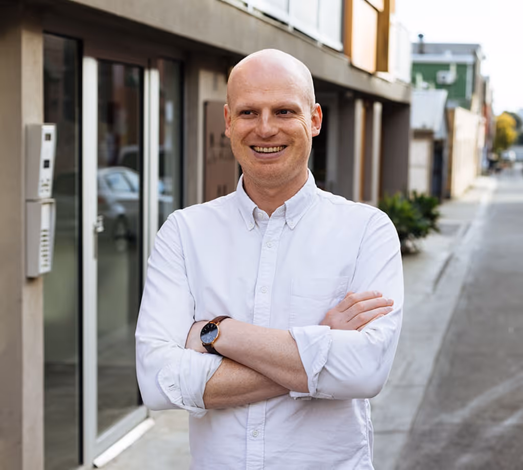 Jake Harris folding his arms on a street in Melbourne. He offers business and mindset coaching in Melbourne, Ballarat and remotely.