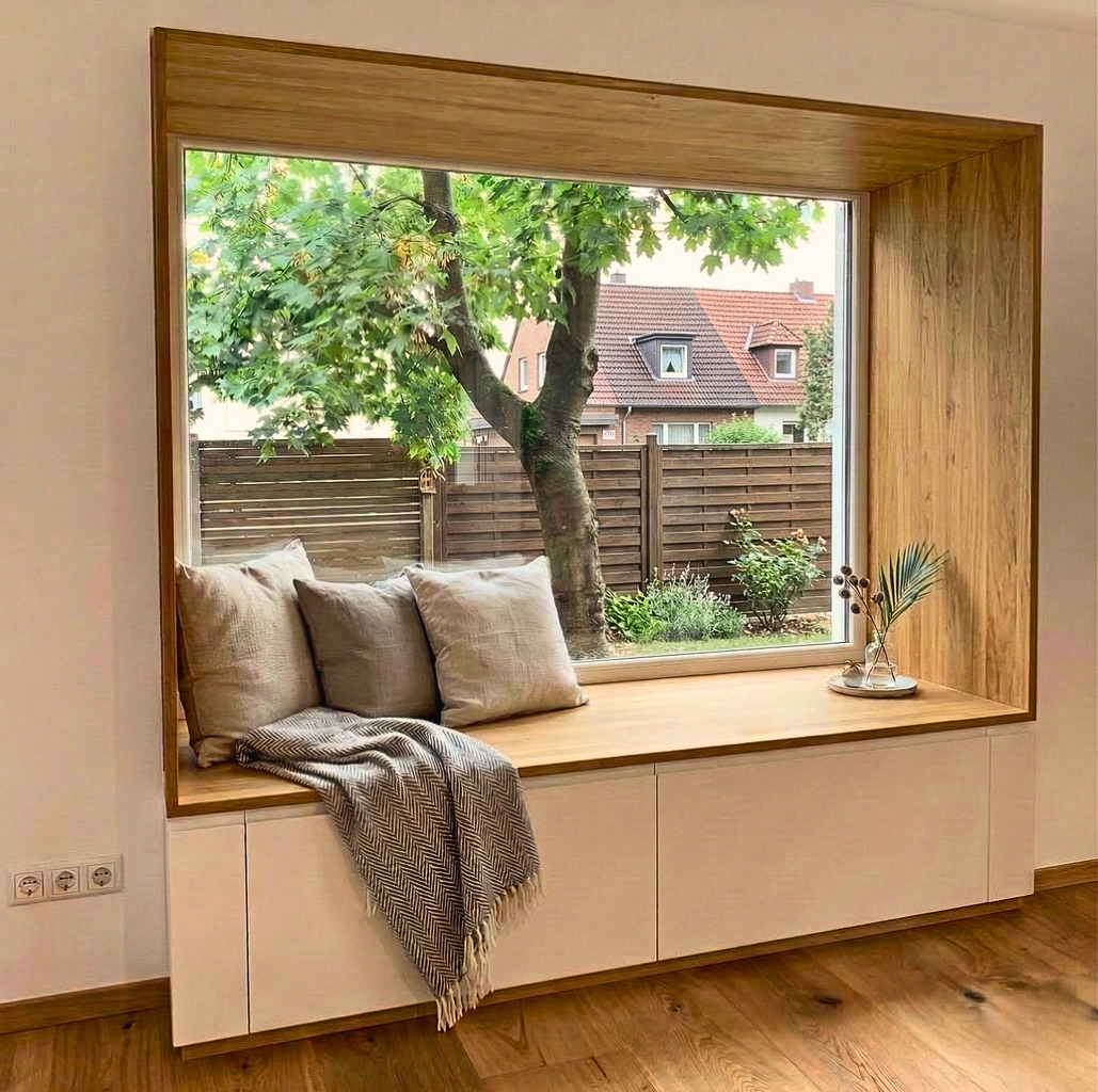 Maßgefertigtes Sitzfenster mit Eichenrahmen und integriertem Stauraum-Unterschrank – Schreinerei Hergert Mannheim