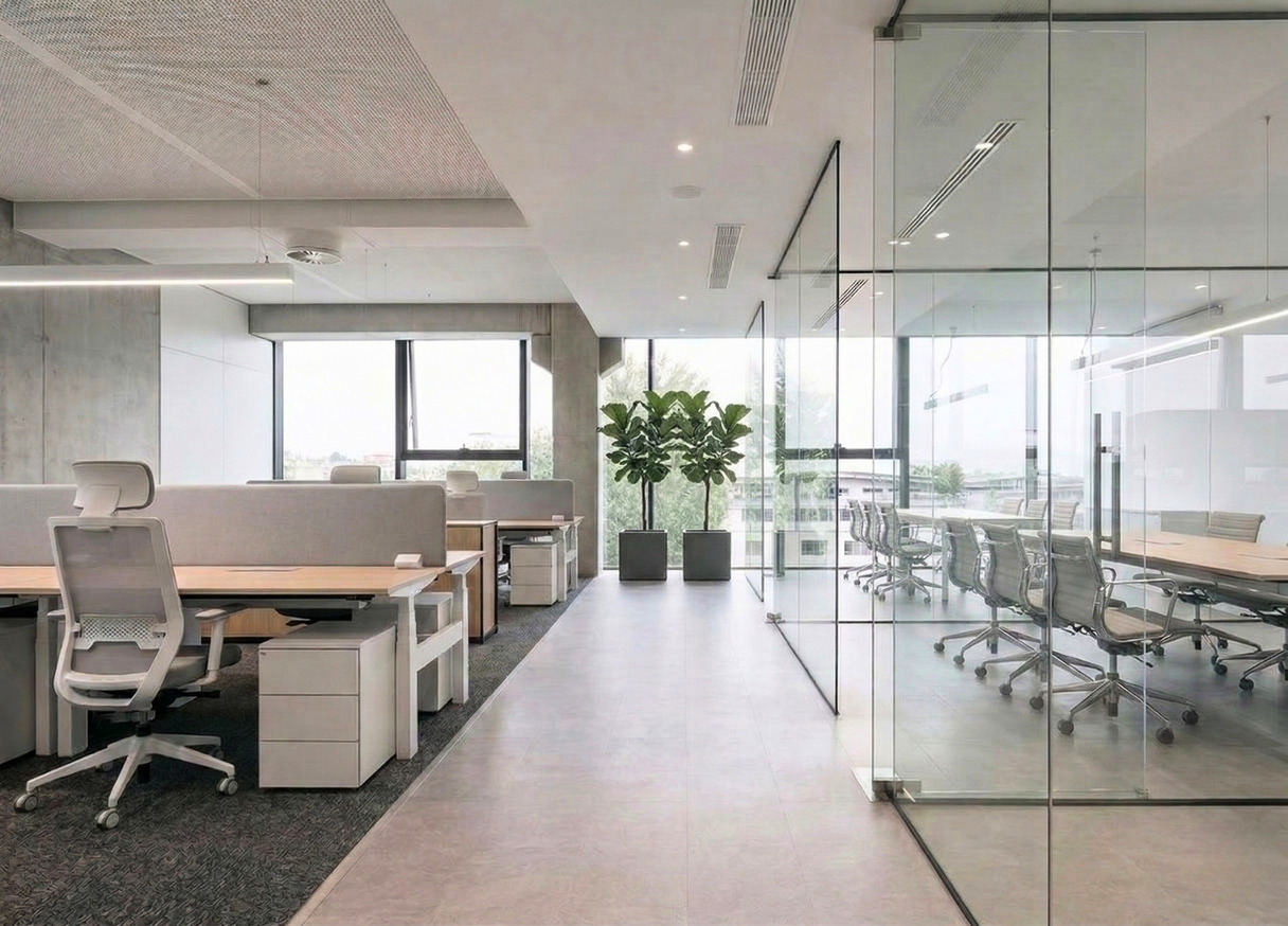 Modernes Büro mit Glastrennwänden und maßgefertigter Einrichtung – Gewerbelösungen, Schreinerei Hergert Mannheim