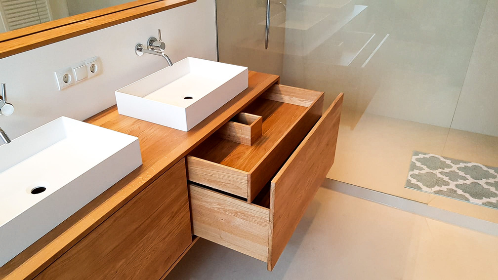Maßgefertigter Waschtischunterschrank aus Eiche mit Aufsatzbecken – Schreinerei Hergert Mannheim