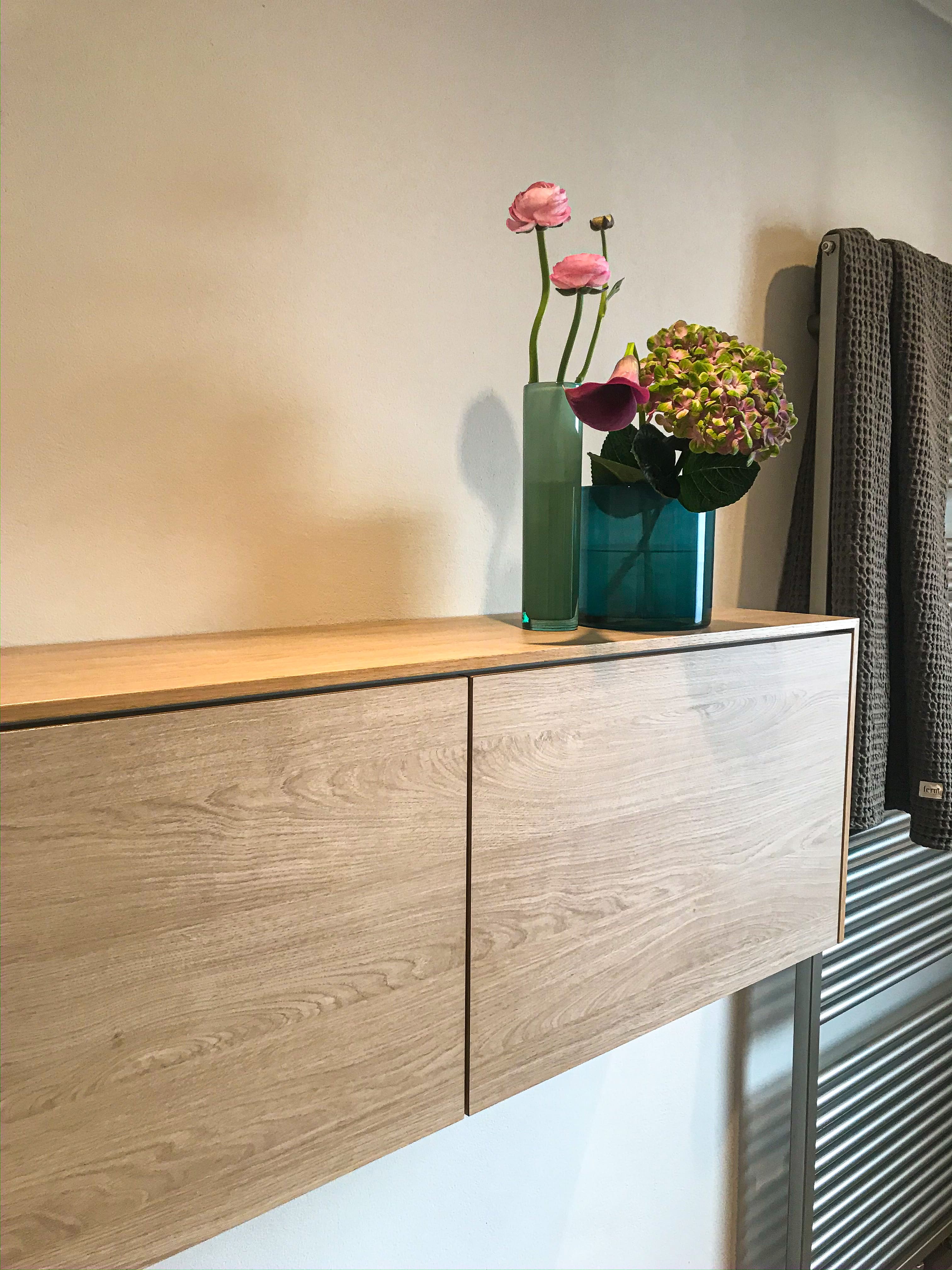 Schwebende Wandkommode aus Eiche mit griffloser Front – Schreinerei Hergert Mannheim