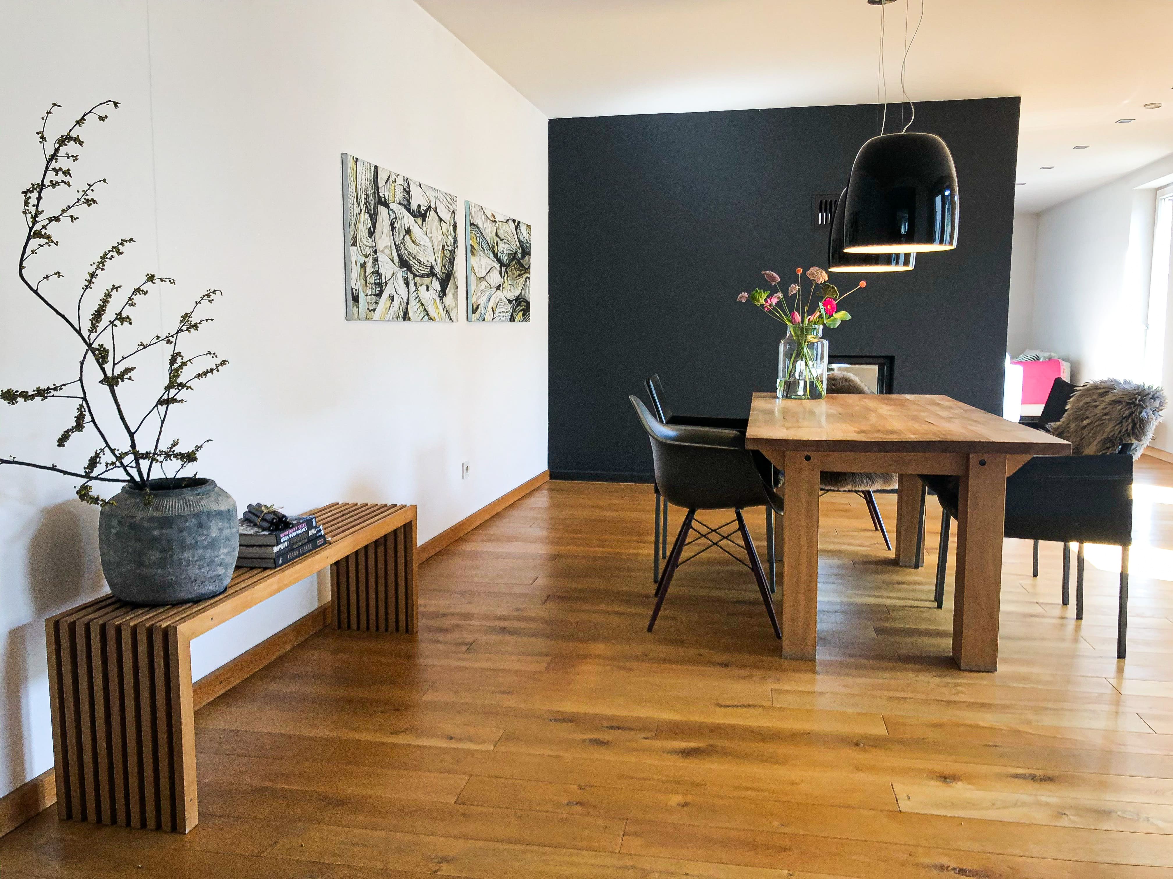 Maßgefertigter Esstisch aus Massivholz mit Sitzbank in modernem Esszimmer – Schreinerei Hergert Mannheim