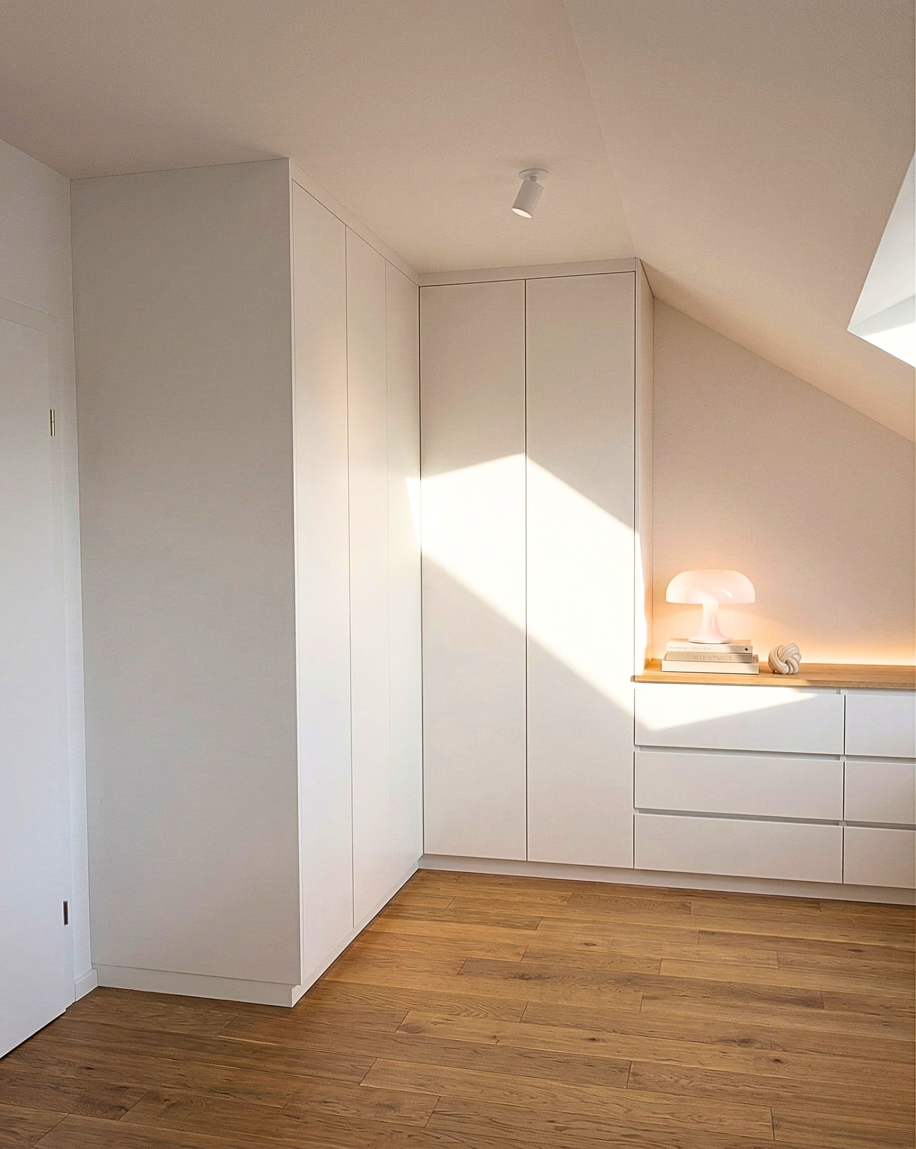 Badschrank mit offenem Ablagefach aus Eiche-Massivholz – Schreinerei Hergert Mannheim