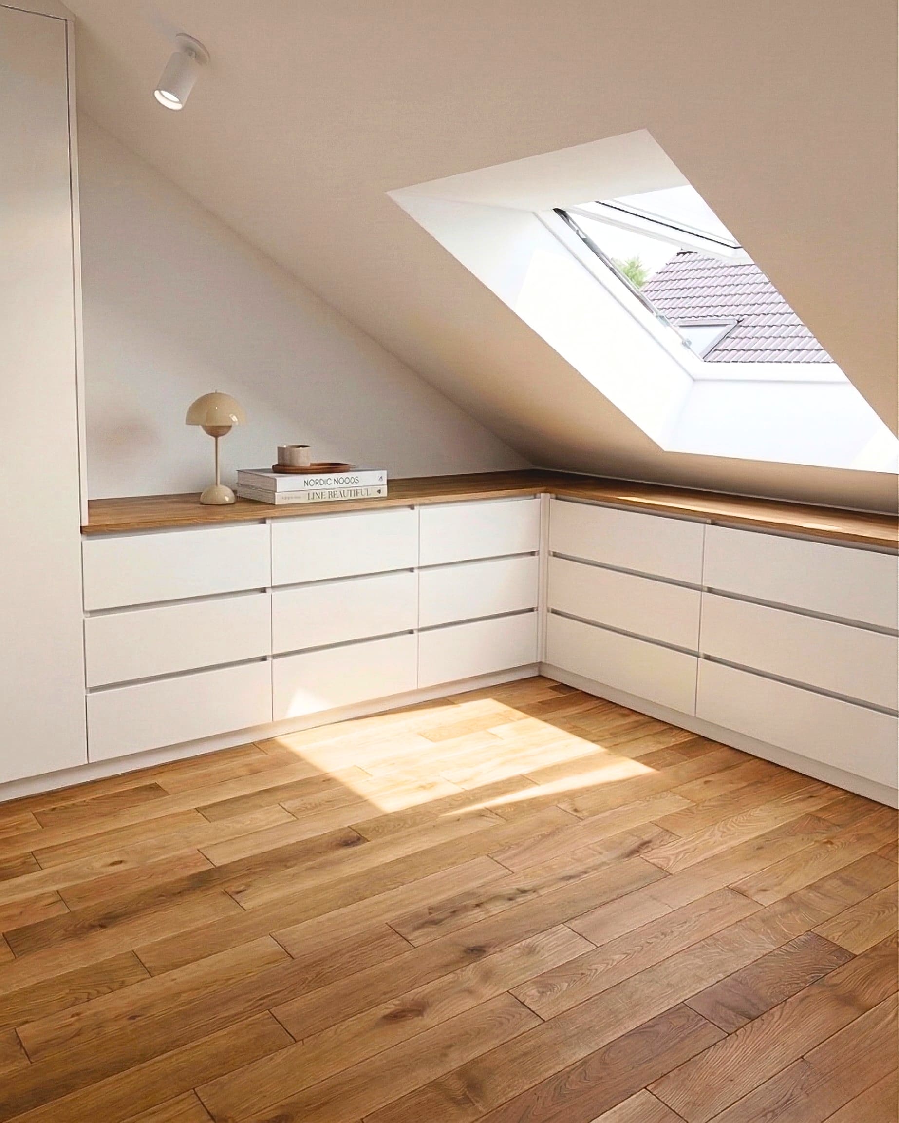 Maßgefertigter Unterbauschrank unter der Treppe mit Sitzecke – Schreinerei Hergert Mannheim