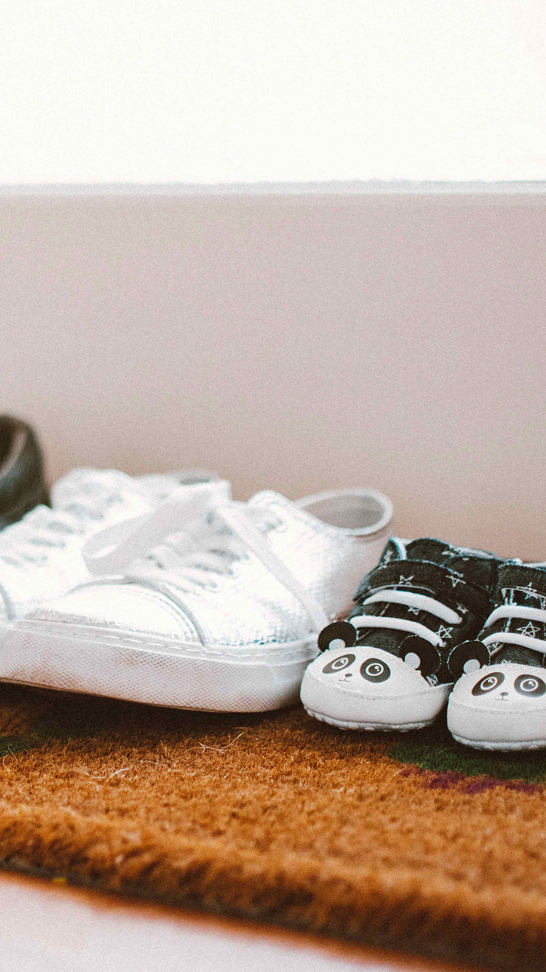 بچے، بچوں کی حفاظت، والدین، ہنگامی جگہ کا تعین، اداس، چوٹ، اداس، خالی گھر، بچوں کے جوتے