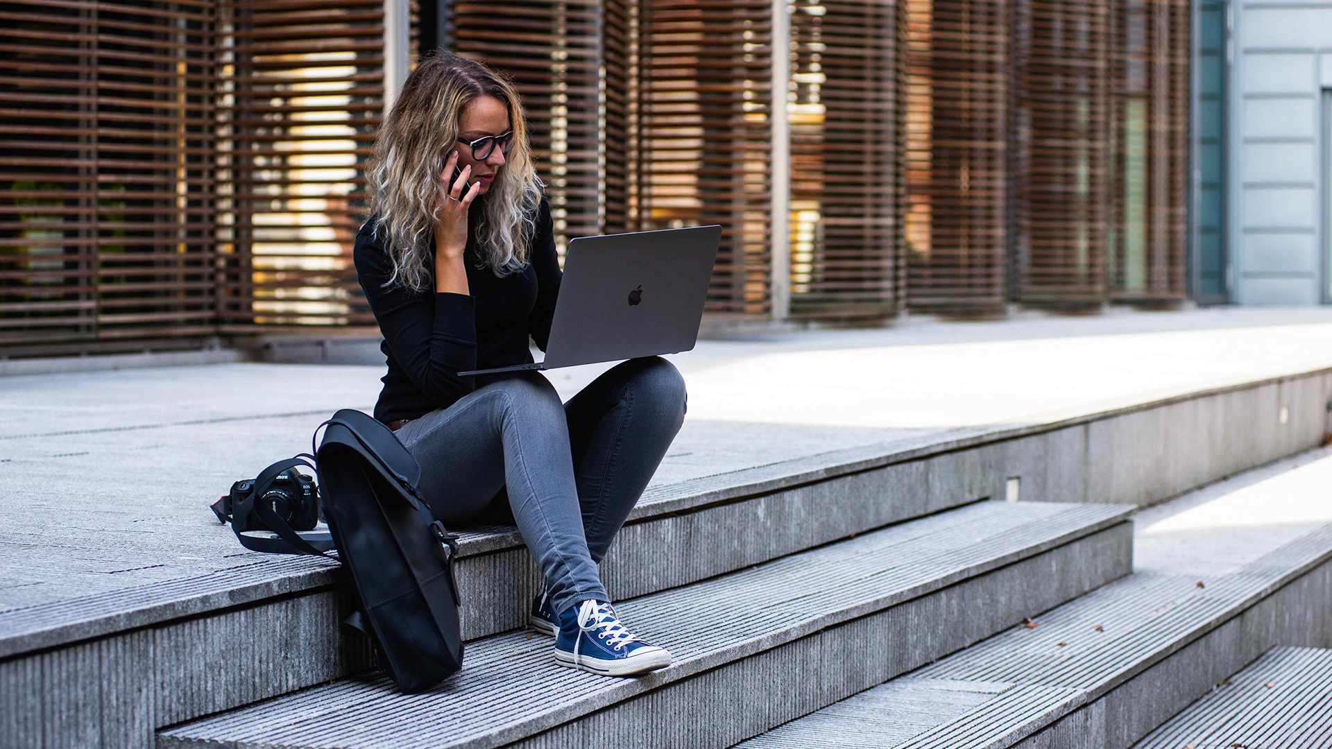 assistant lawyer, PC, computer, telephone, telephone call, reassure a client, help a customer, work, working woman