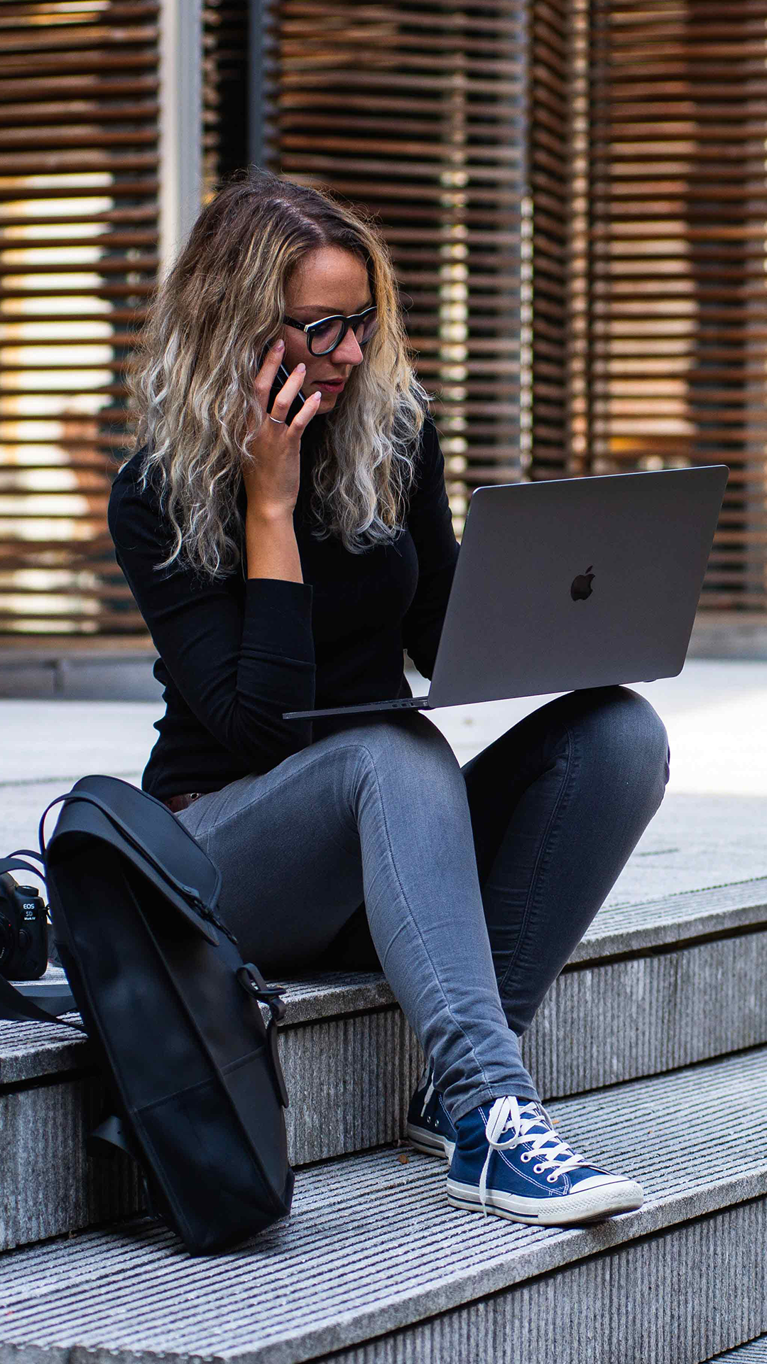 assistant lawyer, PC, computer, telephone, telephone call, reassure a client, help a customer, work, working woman