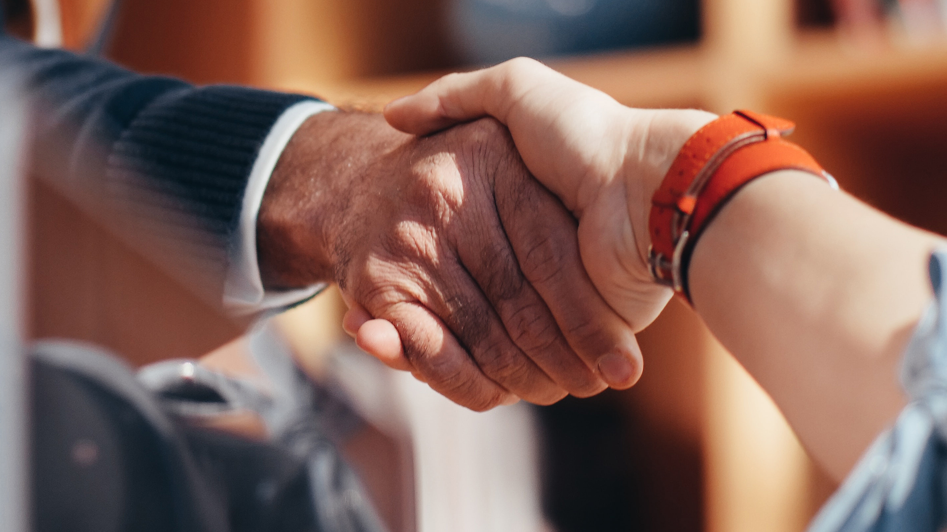 ڈیل، ڈیل پر دستخط، معاہدے کا اختتام، معاہدہ، سرمایہ کاری، پاکستان میں رقم، پاکستانی جائیدادیں، پاکستان میں جائیداد، دکان، صنعت، تجارتی سرگرمی