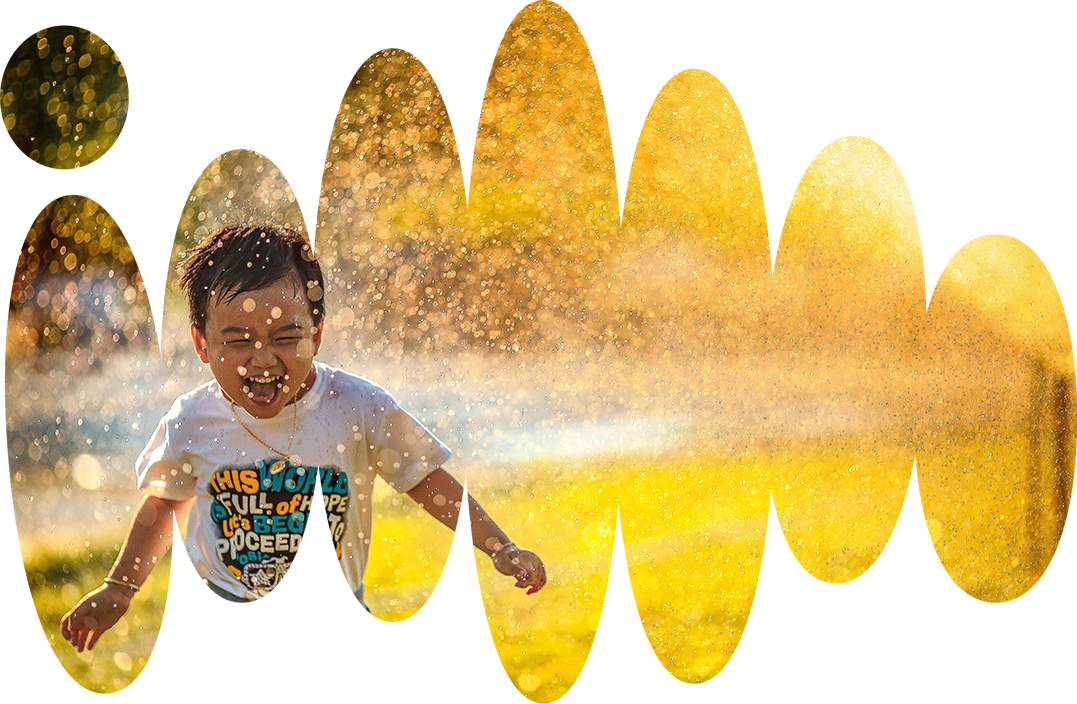 glad gutt leker i vannsprederen, sol, smil, le