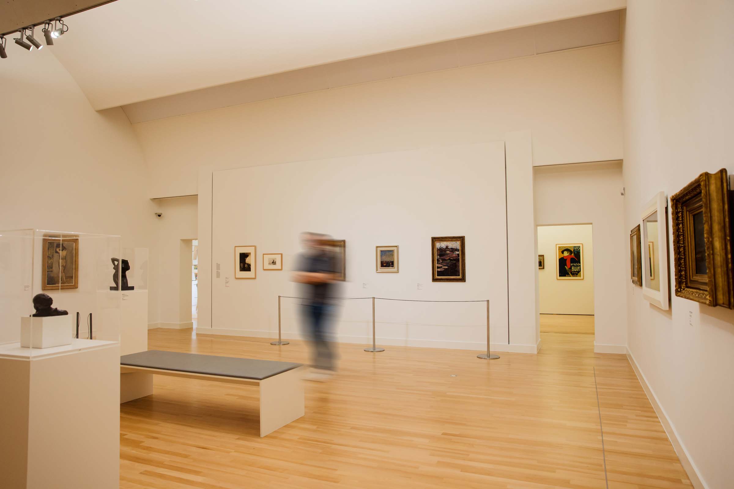 Man snijdt kunstgras tijdens het leggen.