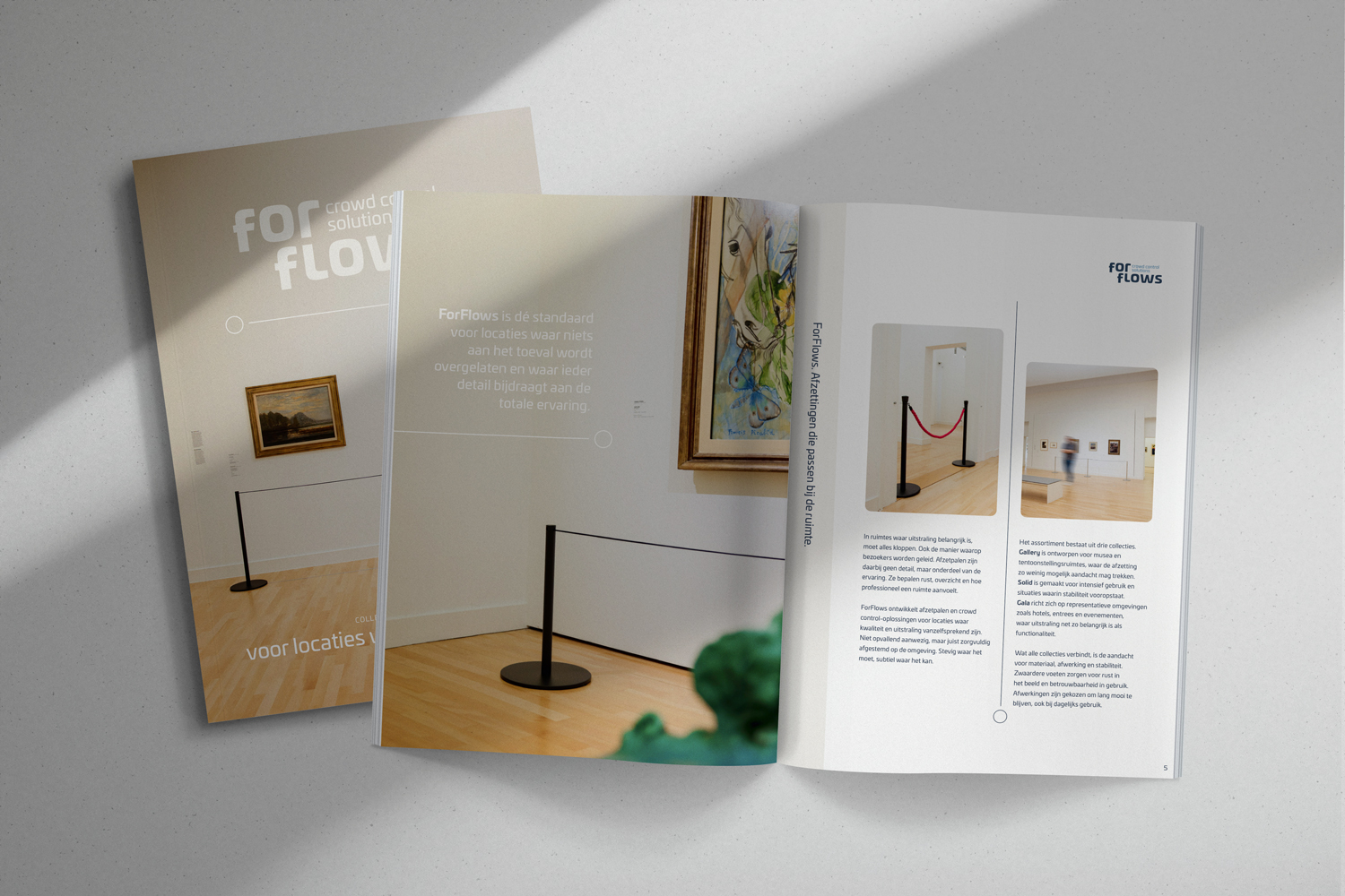 Man snijdt kunstgras tijdens het leggen.