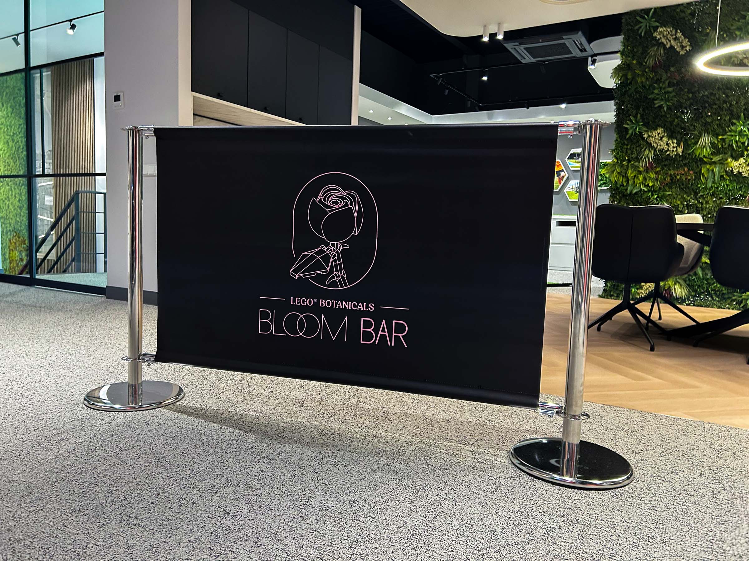 Man snijdt kunstgras tijdens het leggen.