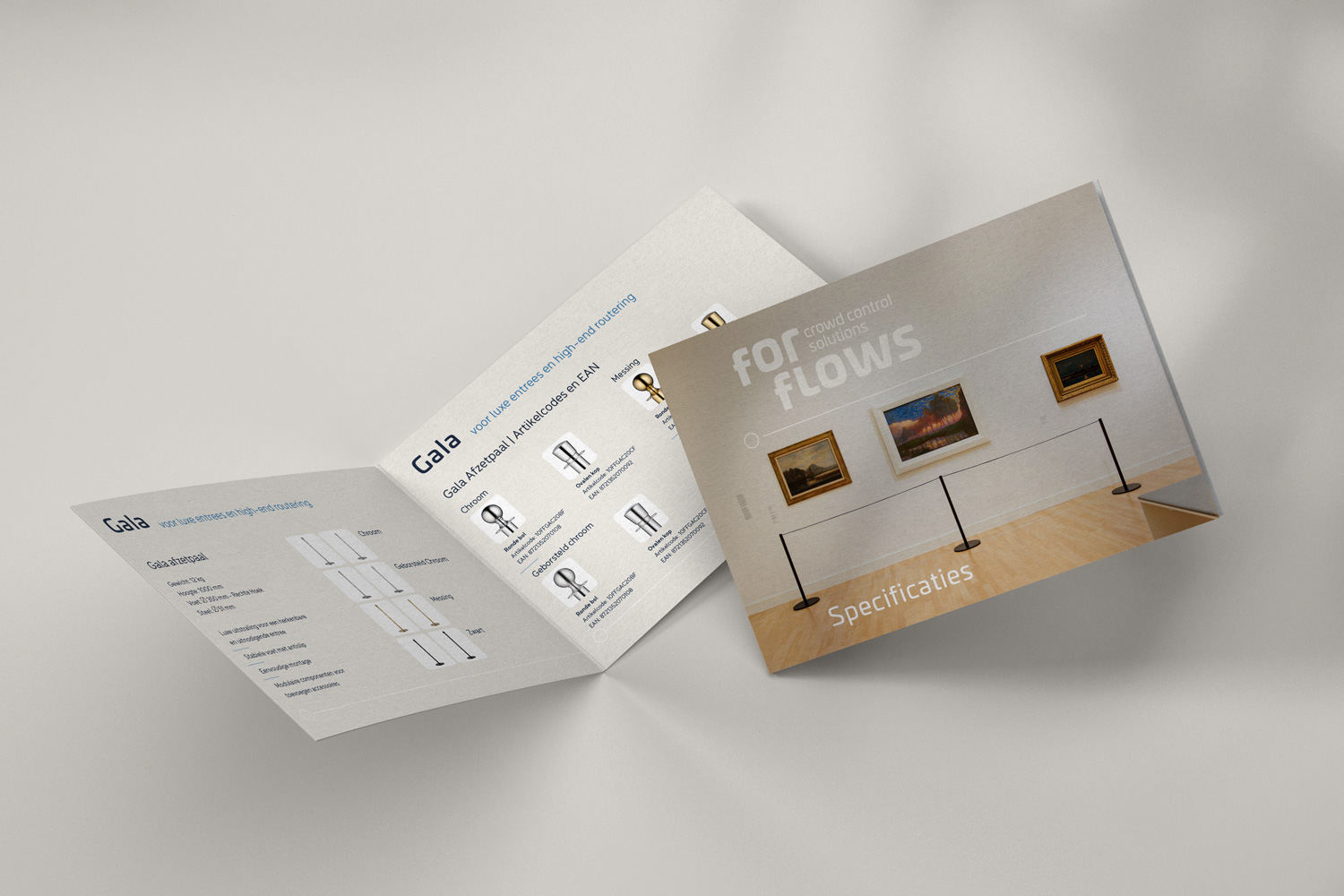 Man snijdt kunstgras tijdens het leggen.