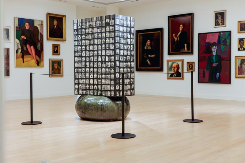 Man snijdt kunstgras tijdens het leggen.